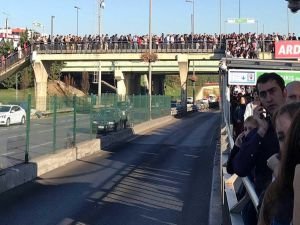 İstanbul'da metrobüs kuyruğu eziyete dönüştü