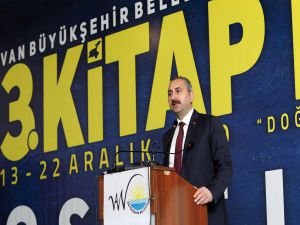 Bakan Gül: Meselemiz gençlerimiz koltuğunun altına silah değil kitap almalarıdır