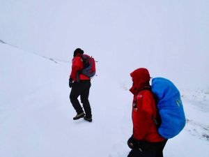 Kayıp dağcıları arama çalışmalarında 2 cesede ulaşıldı