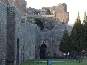 "Surlardan taş söküp satmak Diyarbakır tarihine ihanettir"