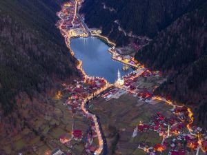 Uzungöl'de kaçak yapıların yıkımına başlandı