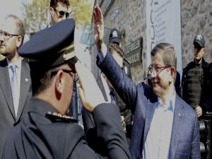 Başbakan Davutoğlu, telsizden polislerin bayramını kutladı