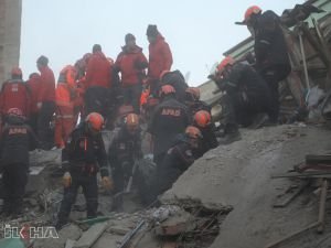 Elâzığ'da enkazdan sağ çıkarılan 12 yaşındaki Miraç hayatını kaybetti