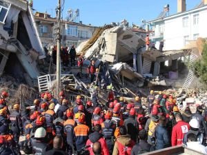 Sürsürü Mahallesi'nde enkaz altındaki üç kişinin cansız bedenine ulaşıldı