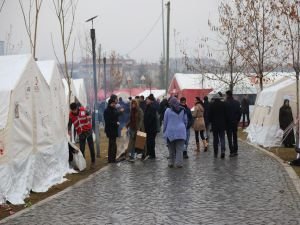 Elazığlılar depremin ardından soğuk ve yağışlı havada, çadırlarda kalıyor