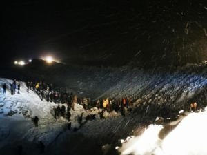 Van'da minibüs ve iş makinesinin üzerine çığ düştü