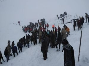 Van'da çığ altında kalanları arayan ekibin üstüne çığ düştü: 33 kişi hayatını kaybetti