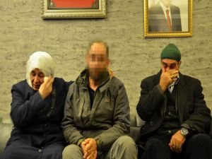 Evlat nöbetindeki ailelerden biri daha evladına kavuştu