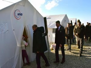 Malatya Valisi, depremde zarar gören 3 mahallede incelemelerde bulundu