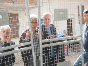 Halk evlerine dönmeyi bekliyor