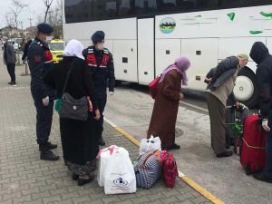 Balıkesirli umreciler 14 günlük karantinadan sonra memleketlerine döndü