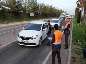 Şanlıurfa Valiliği kente giren herkese maske dağıtıyor