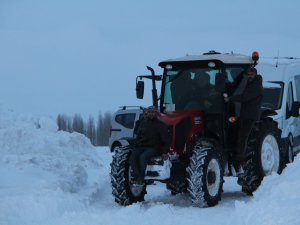 Traktörle hastaneye bebek taşıdılar