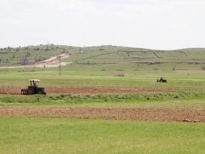 Sokağa çıkma kısıtlamasından muaf tutulan çiftçiler tarlanın yolunu tuttu