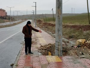 Kaldırıma elektrik direkleri diktiler!