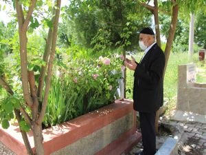 Haftalık dışarı çıkma iznini oğlunun mezarı başında geçirdi