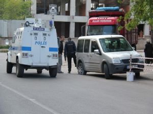 Polis aracına ses bombalı saldırı!