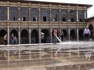 Diyarbakır'da Cuma namazı öncesi camiler dezenfekte edildi