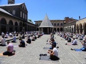 Diyarbakırlılar yeniden Cuma namazı kılmanın sevincini yaşadı