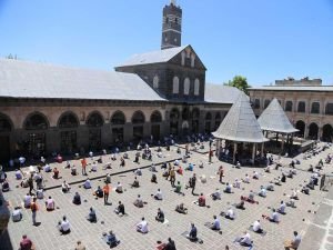 Diyarbakır halkı: Camilerde cemaatle namaz kılmayı çok özlemiştik