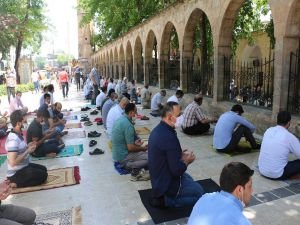 Şanlıurfa’da sosyal mesafeli üçüncü Cuma namazı kılındı