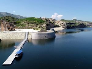 Hasankeyf’te rüzgarın etkisiyle 3 yüzer liman koptu