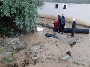 Van’da aniden bastıran yağmur sele neden oldu