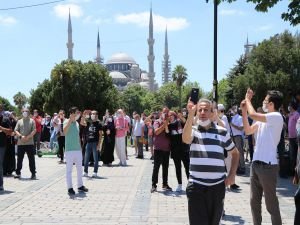 Ayasofya’da okunan öğle ezanı tekbir ve salavatlarla karşılandı