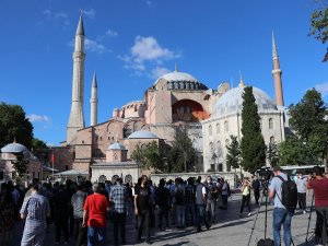 Ayasofya Camii çevresinde namaz kılma alanları doldu