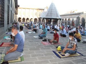 Sosyal mesafeli ilk bayram namazı kılındı