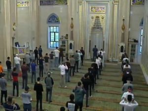 Çeçenler, bayram namazı için başkent Grozni'deki Merkez Camii'nde bir araya geldi