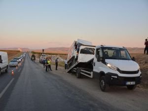 Kamyonet ile otomobil çarpıştı: Bir ölü, 4 yaralı