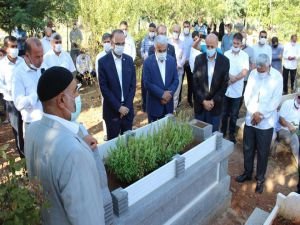 Mehmet Yavuz Hoca kabri başında yâd edildi