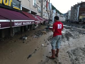 Giresun’daki selzedelere Kızılay desteği