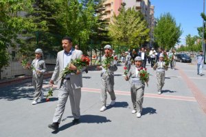 Batmanlılar Kutlu Doğuma gülle davet edildi