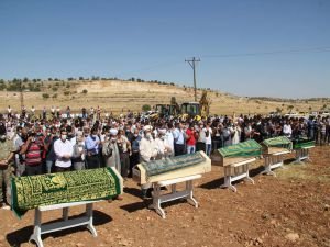 Feci kazada vefat edenler, dua ve ağıtlarla yan yana defnedildi