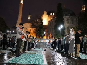 Hür Gençlik Ayasofya'da sabah namazında buluştu