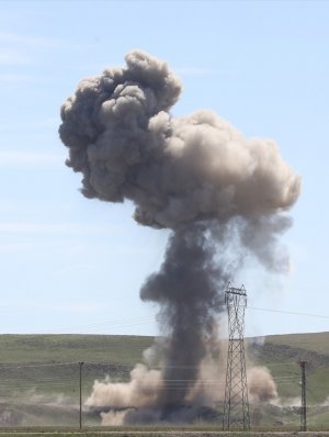 Van Erciş'te Bomba yüklü kamyon imha edildi