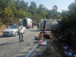 Mersin'de tarım işçilerini taşıyan midibüs devrildi: 1ölü, 34 yaralı