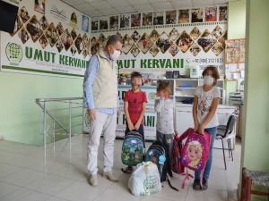 Batman Umut Kervanı, öğrencilere kırtasiye ve gıda yardımında bulundu