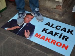 Diyarbakırlılar Macron'un posterini ayaklar altına aldı