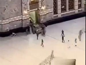 Araba ile Mescid-i Haram'a girmeye çalıştı