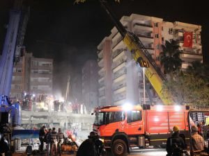 Depremin üçüncü gecesinde de arama-kurtarma çalışmaları sürüyor