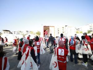 Türk Kızılay İzmir’in yaralarını sarmaya devam ediyor