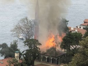 Tarihi Vaniköy Camii'nde yangın