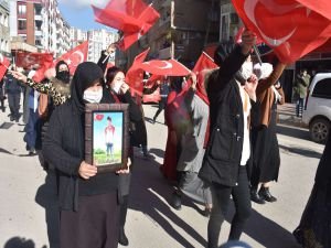 Evlatları PKK tarafından dağa kaçırılan Şırnaklı kadınlar HDP il binası önünde eylem yaptı