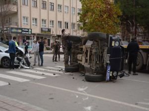 Otomobilin çarptığı zırhlı polis aracı devrildi