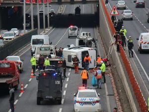 Yolcu minibüsü alt geçide düştü: 7 yaralı