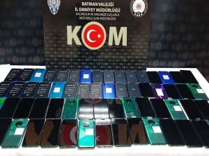 Durdurulan araçta çok sayıda kaçak cep telefonu ele geçirildi