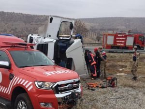 Yan yatan tırın sürücüsü hayatını kaybetti